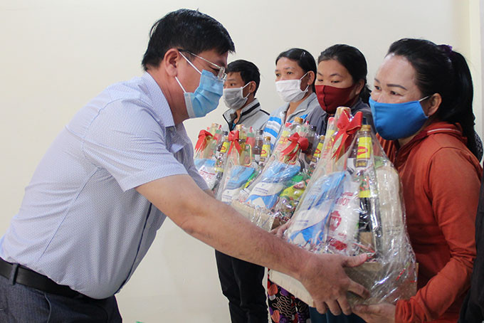 Ông Lê Hoàng Triều – Phó Tổng Biên tập, Chủ tịch Công đoàn Báo Khánh Hòa trao quà cho người dân.