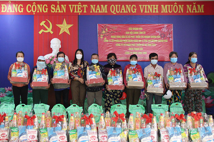 Bà Nguyễn Như Hoa – Phó Trưởng Ban Nội chính Tỉnh ủy trao quà Tết cho hộ khó khăn.