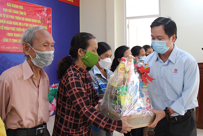 Lãnh đạo Công ty TNHH Long Sinh tặng quà cho hộ nghèo,