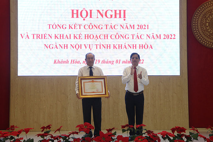 Ông Nguyễn Tấn Tuân trao bằng khen của Thủ tướng Chính phủ cho ông Ngô Truyện.