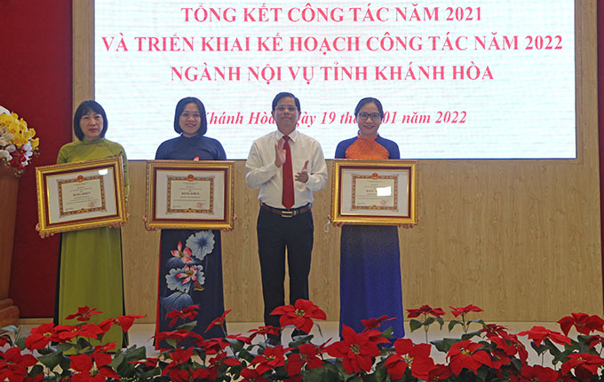 Ông Nguyễn Tấn Tuân trao bằng khen của Bộ Nội vụ cho Sở Nội vụ và các cá nhân. 