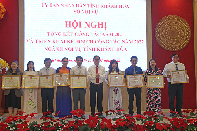 Ông Nguyễn Tấn Tuân trao danh hiệu Tập thể lao động xuất sắc và bằng khen của UBND tỉnh cho các tập thể, cá nhân.