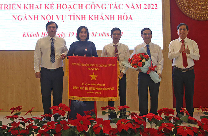 Ông Nguyễn Tấn Tuân trao Cờ thi đua của Thủ tướng Chính phủ cho Sở Nội vụ.