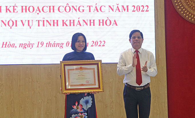 Ông Nguyễn Tấn Tuân trao bằng khen của Thủ tướng Chính phủ cho Sở Nội vụ.