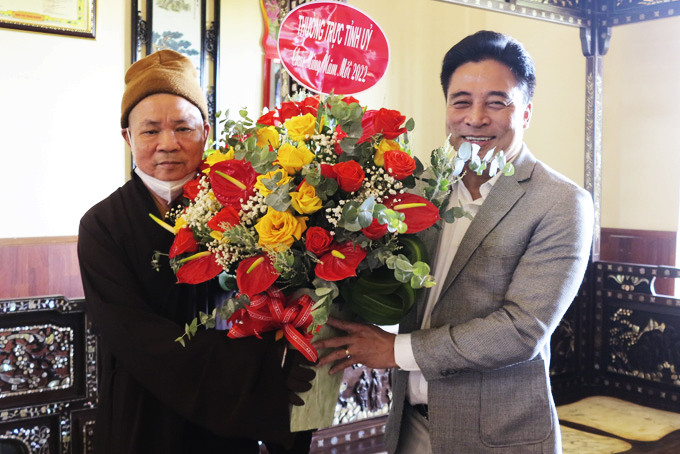 Đồng chí Nguyễn Khắc Toàn chúc Tết Ban Trị sự Giáo hội Phật giáo Việt Nam huyện Diên Khánh.
