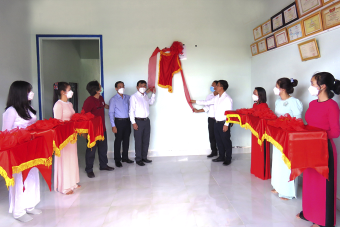 Bàn giao 100 nhà tình nghĩa cho hộ nghèo