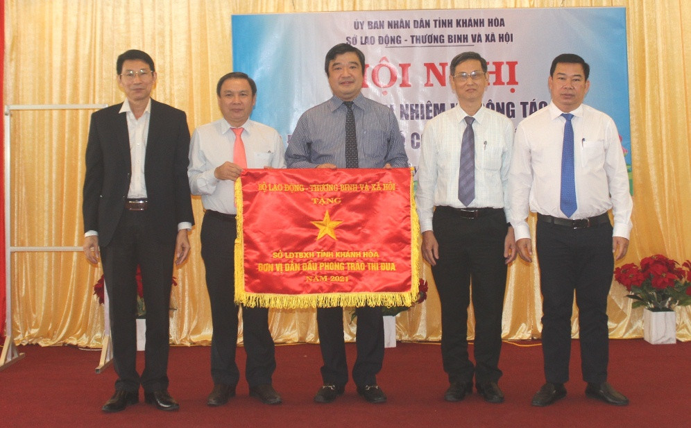 Ông Đinh Văn Thiệu trao cờ thi đua xuất sắc của Bộ Lao động - Thương binh và Xã hội cho Sở Lao động - Thương binh và Xã hội.