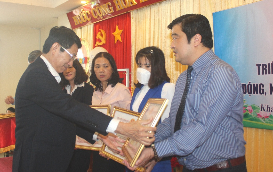 Ông Đinh Văn Thiệu trao danh hiệu tập thể lao động xuất sắc cho các tập thể.