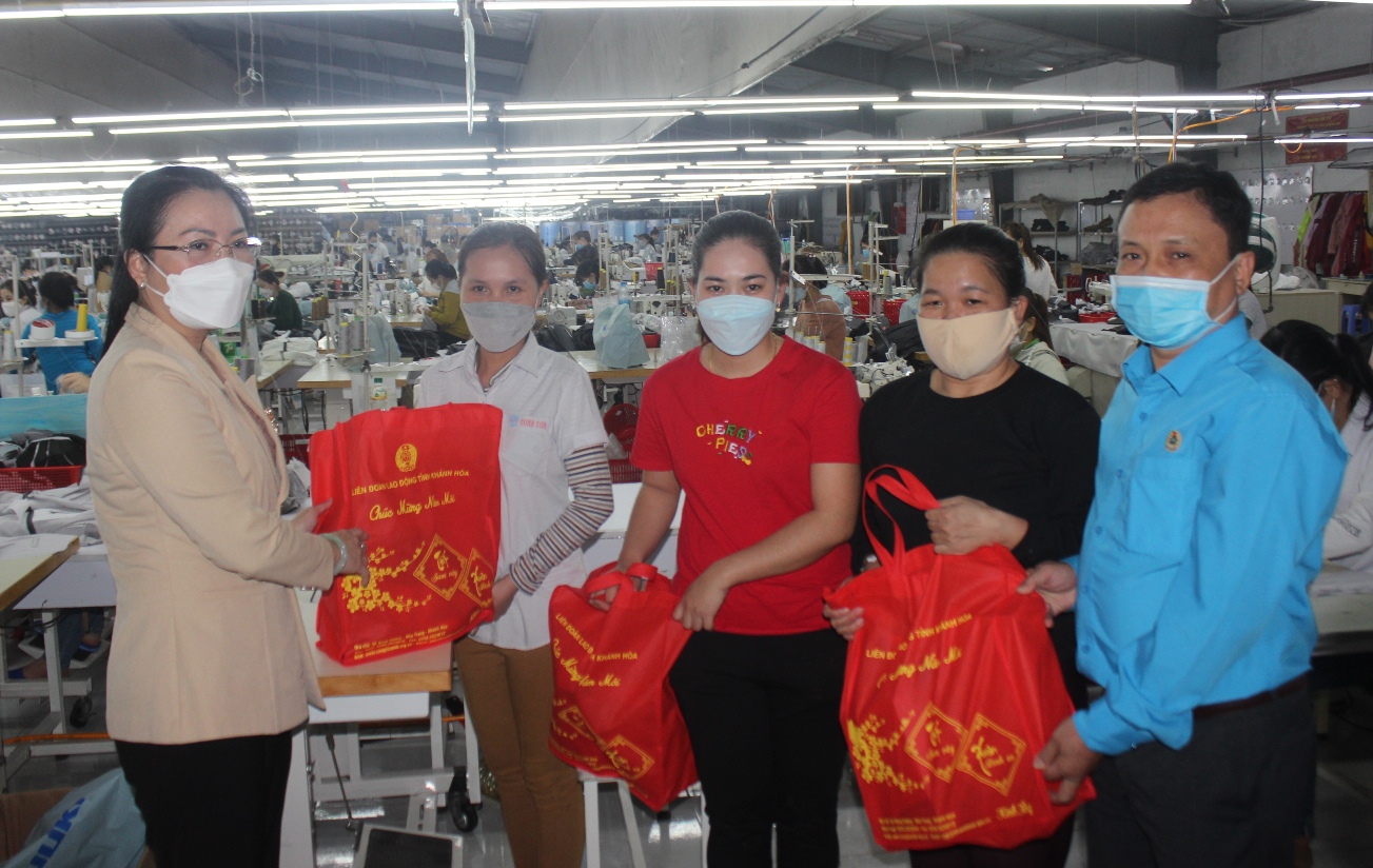 Bà Phạm Thị Xuân Trang cùng lãnh đạo Liên đoàn Lao động tỉnh trao hỗ trợ cho công nhân Chi nhánh Công ty TNHH May mặc Thương mại và Dịch vụ Minh Sơn.