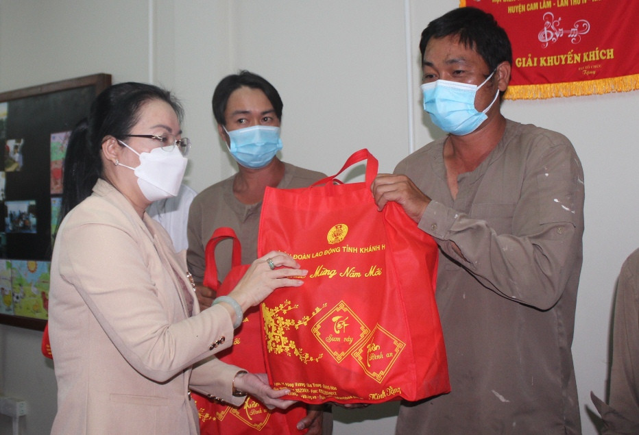 Bà Phạm Thị Xuân Trang trao hỗ trợ cho nhân viên Công ty TNHH Tài Thành Công.