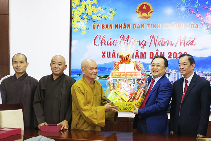 Đại diện Ban Trị sự Giáo hội Phật giáo Việt Nam tỉnh tặng quà cho lãnh đạo tỉnh.