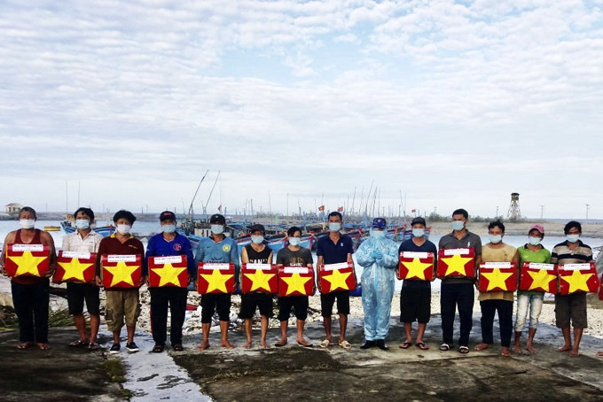 Cán bộ, chiến sĩ đảo Song Tử Tây, huyện Trường Sa tặng quà cho ngư dân  vào đảo tránh trú bão số 9 năm 2021.