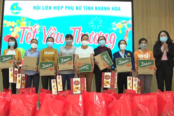 Lãnh đạo Hội Liên hiệp Phụ nữ tỉnh trao quà Tết cho các chi hội, tổ phụ nữ cơ sở trên địa bàn huyện Diên Khánh.