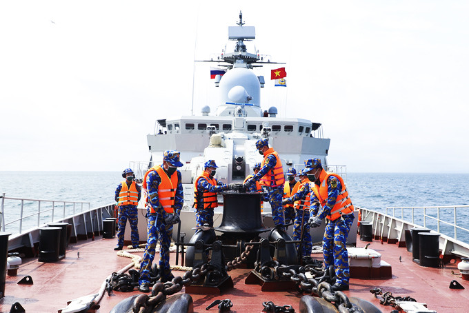 Đội Hải quân nhân dân Việt Nam hiệp đồng thi đấu.