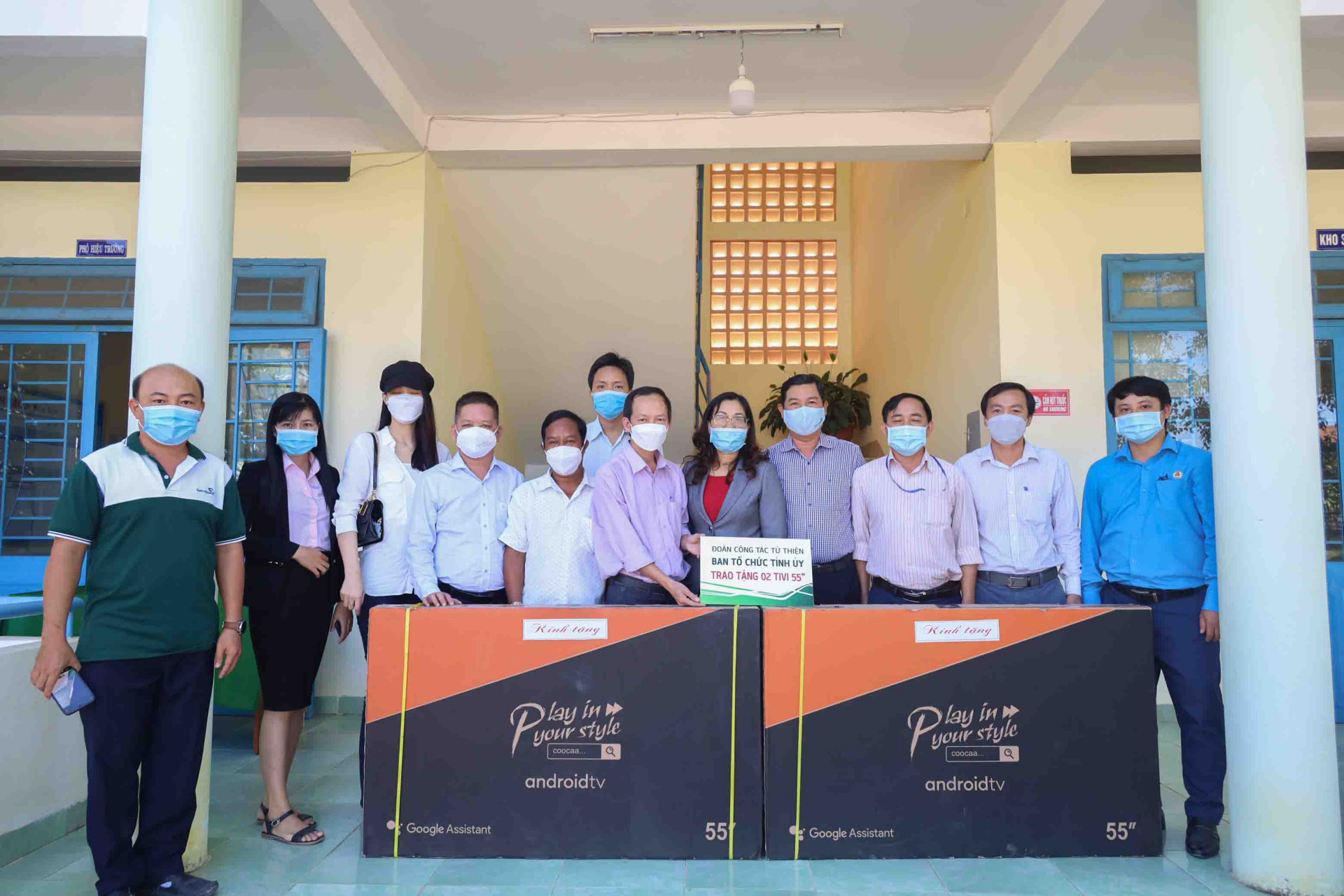 Nhóm hỗ trợ xã Sơn Bình trao tặng ti vi cho Trường THCS Sơn Bình. 