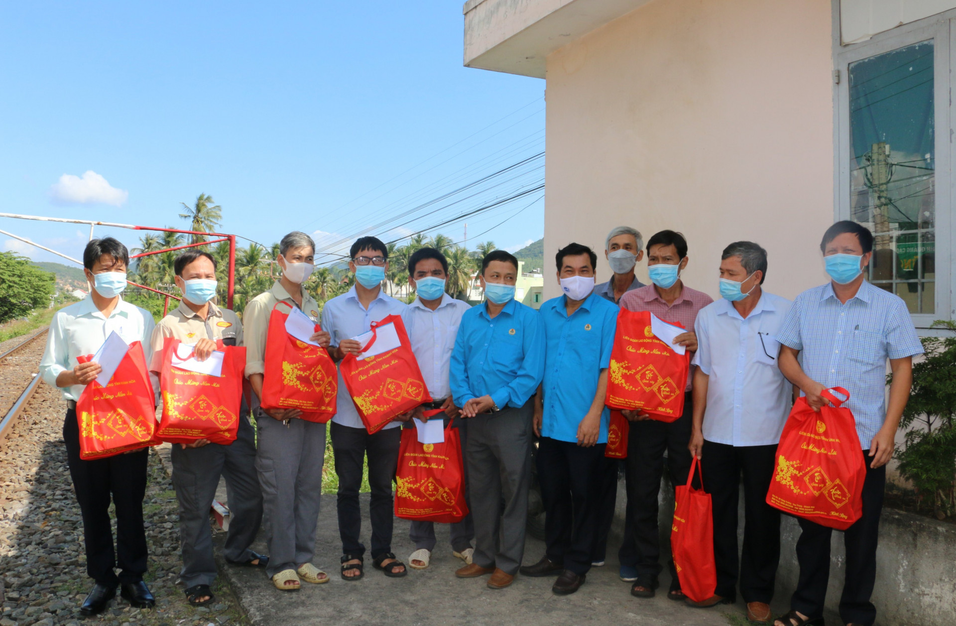  Lãnh đạo Liên đoàn Lao động tỉnh Khánh Hòa trao quà tết cho công nhân Công ty Cổ phần Đường sắt Phú Khánh.