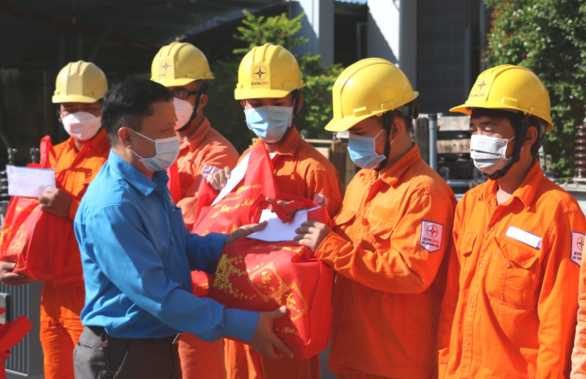 Lãnh đạo Liên đoàn Lao động tỉnh Khánh Hòa trao quà tết cho công nhân Xí nghiệp Cơ điện Thí nghiệm.
