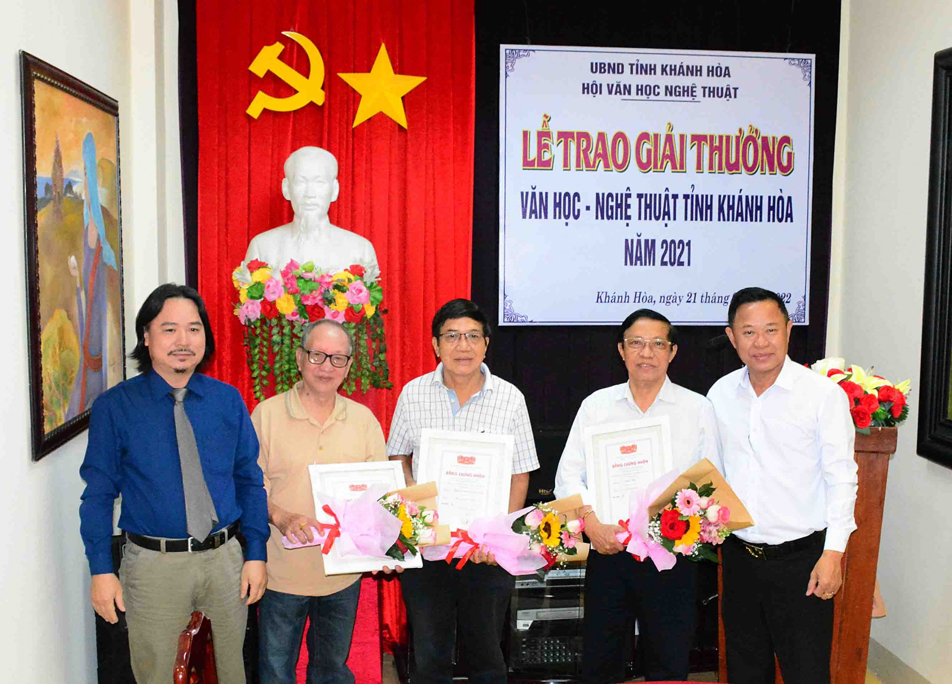 Lãnh đạo Hội VHNT tỉnh trao giải A cho các tác giả. Ảnh: Lê Đức Quang. 