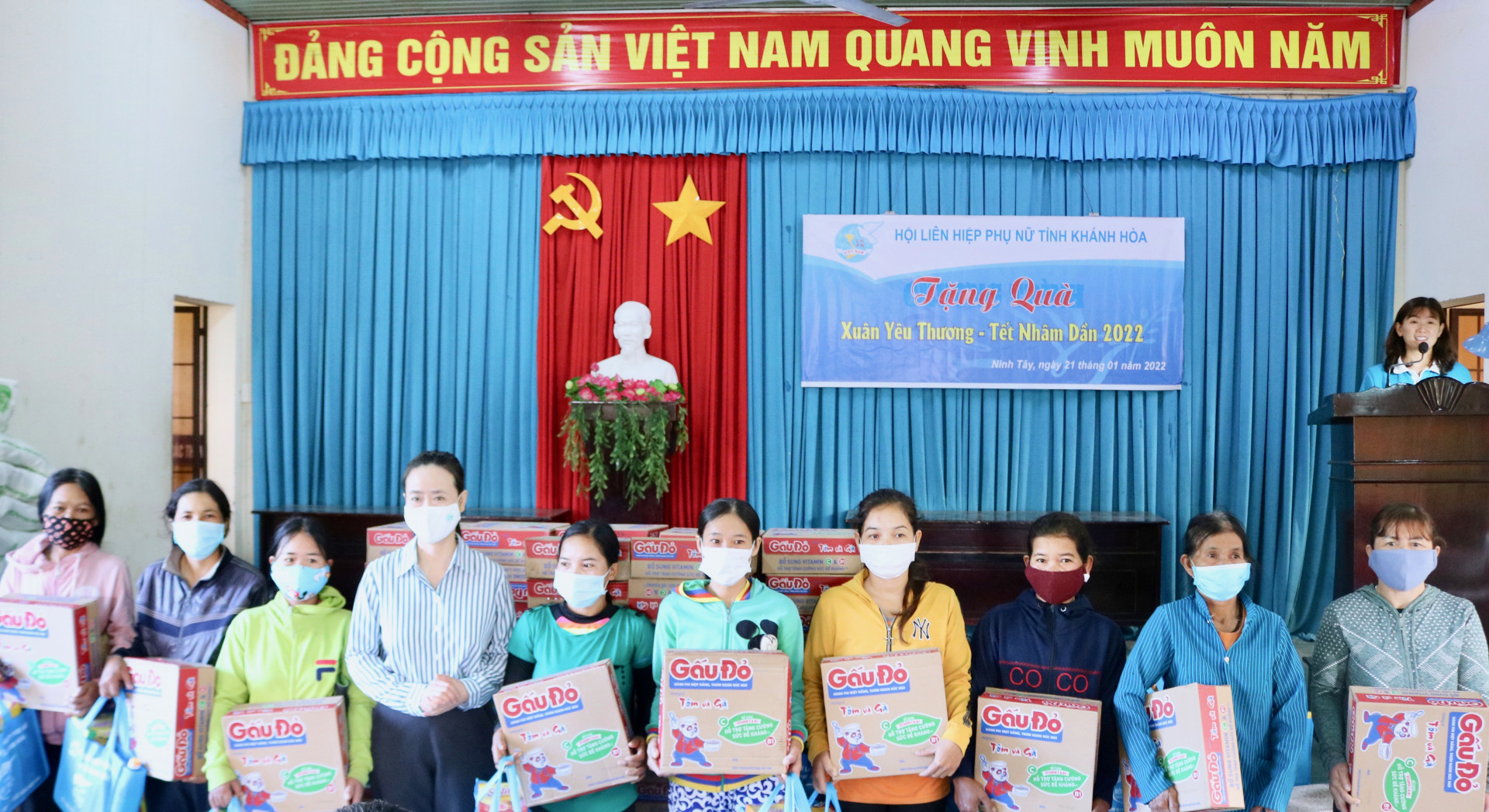 Bà Nguyễn Quỳnh Nga - Chủ tịch Hội Liên hiệp Phụ nữ tỉnh trao quà cho các hội viên, phụ nữ khó khăn. 
