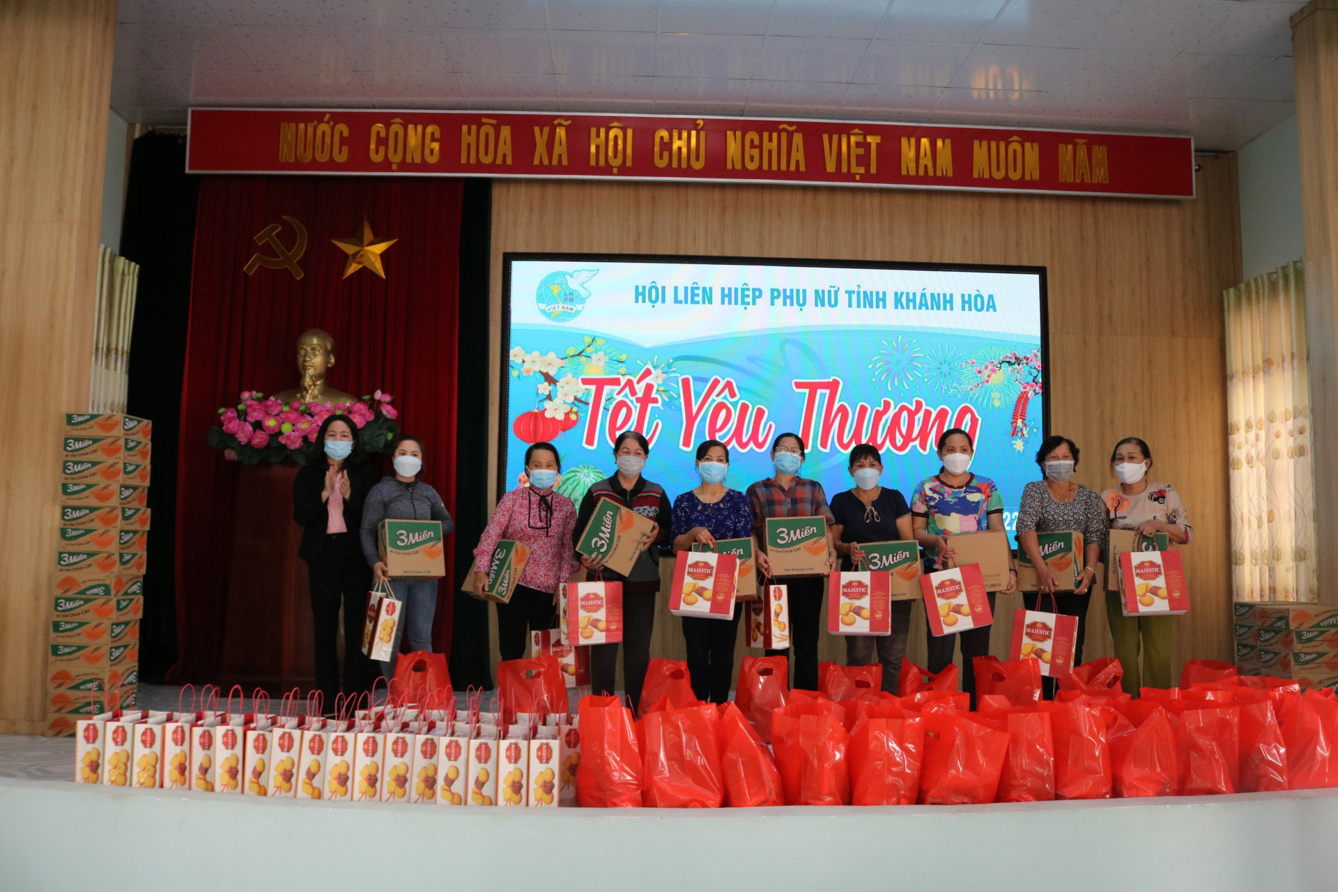 Nhiều phần quà Tết đến với chị em phụ nữ khó khăn trên địa bàn huyện Diên Khánh.