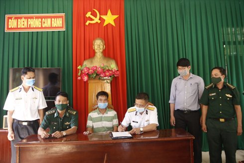 Cứu 2 ngư dân bị chìm tàu trên vịnh Cam Ranh