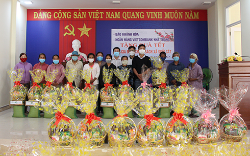 Lãnh đạo Báo Khánh Hòa, Vietcombank Chi nhánh Nha Trang, UBND xã Suối Cát trao quà cho các gia đình chính sách.