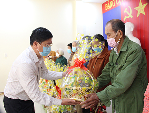 Ông Lê Hoàng Triều – Phó Tổng Biên tập, Chủ tịch Công đoàn Báo Khánh Hòa trao quà cho các hộ gia đình.