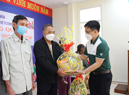 Ông Nguyễn Đình Chinh - Phó Trưởng phòng Dịch vụ Khách hàng Vietcombank Chi nhánh Nha Trang trao quà xuân đến với gia đình chính sách địa phương.