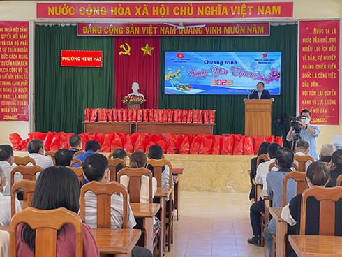 Quang cảnh chương trình  "Xuân yêu thương " tại phường Ninh Hải.