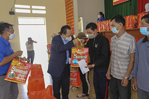 Đồng chí Lê Hữu Hoàng tặng quà cho các gia đình.