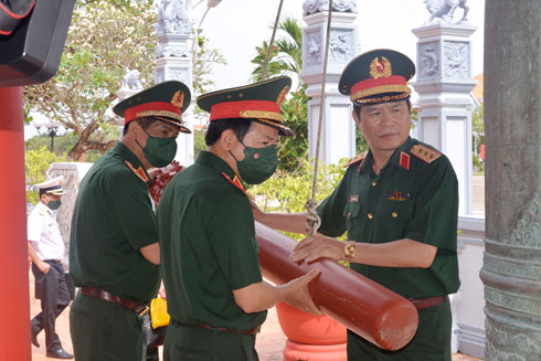 Thượng tướng Nguyễn Tân Cương, Trung tướng Trịnh Văn Quyết và Trung tướng Nguyễn Văn Nghĩa thỉnh chuông tại Đền thờ Bác Hồ thị trấn Trường Sa.