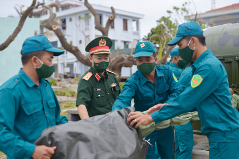 Trung tướng Thái Đại Ngọc, Tư lệnh Quân khu 5 kiểm tra huấn luyện sẵn sàng chiến đấu tại xã đảo Song Tử Tây.