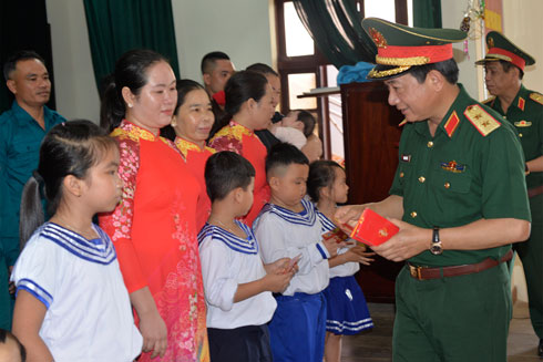 Trung tướng Trịnh Văn Quyết trao quà Tết tặng các em nhỏ thị trấn Trường Sa.