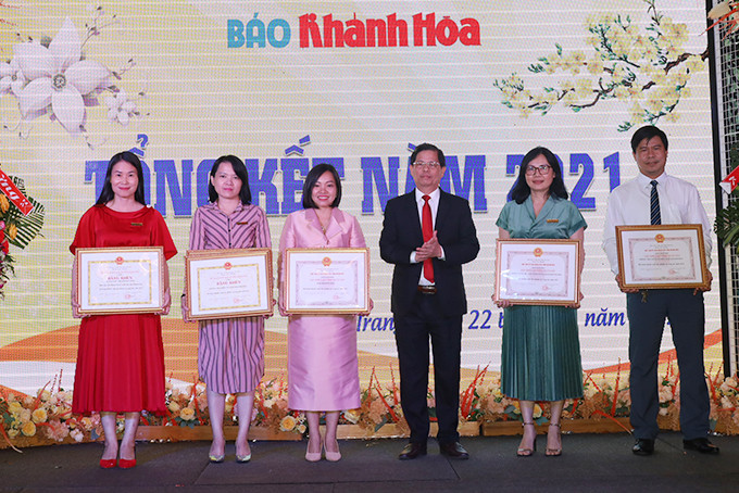 Ông Nguyễn Tấn Tuân trao Danh hiệu và Bằng khen của UBND tỉnh cho các tập thể, cá nhân của Báo Khánh Hòa đạt thành tích xuất sắc.