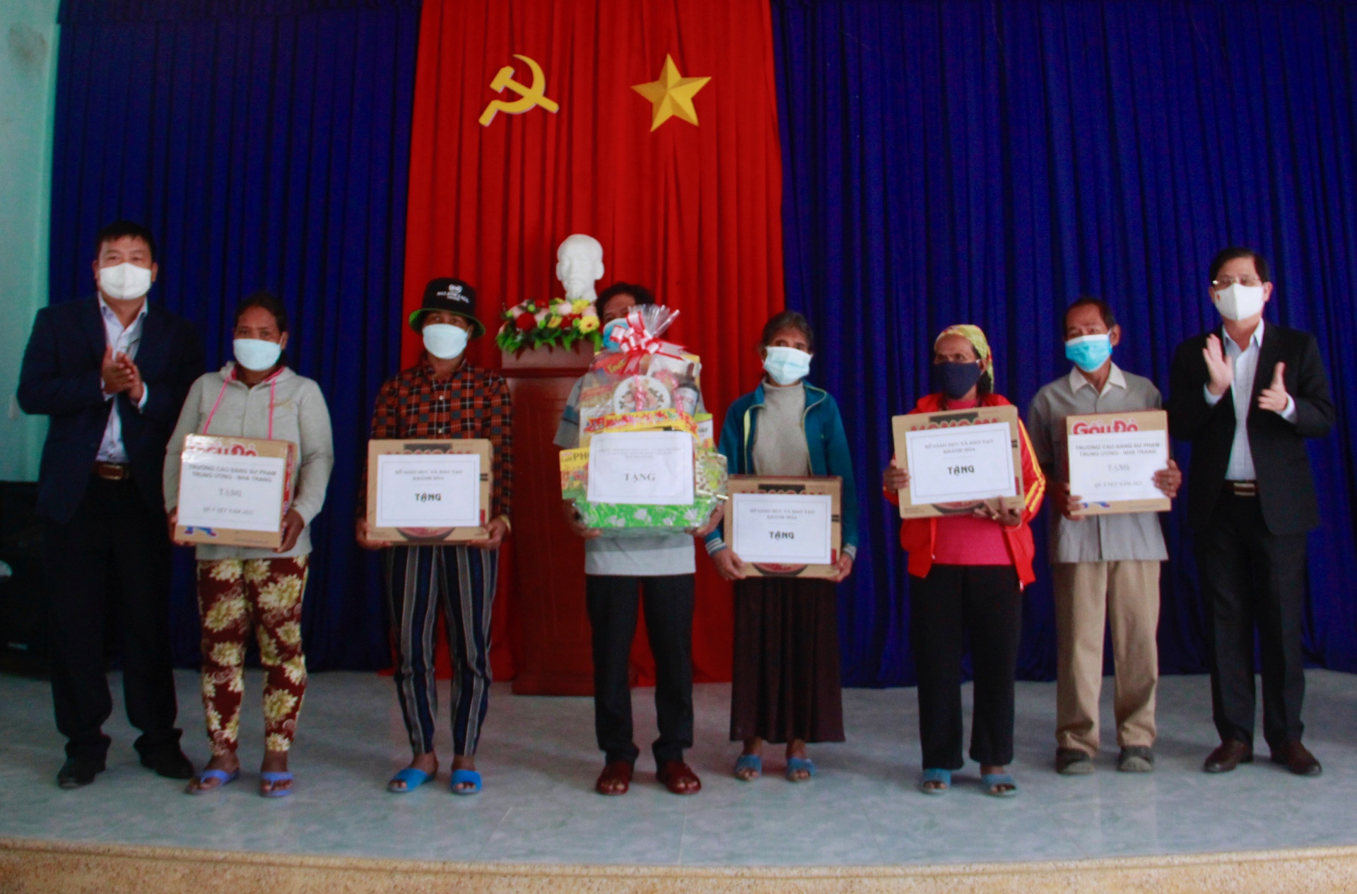 Đoàn trao các phần quà Tết cho người dân xã Giang Ly.