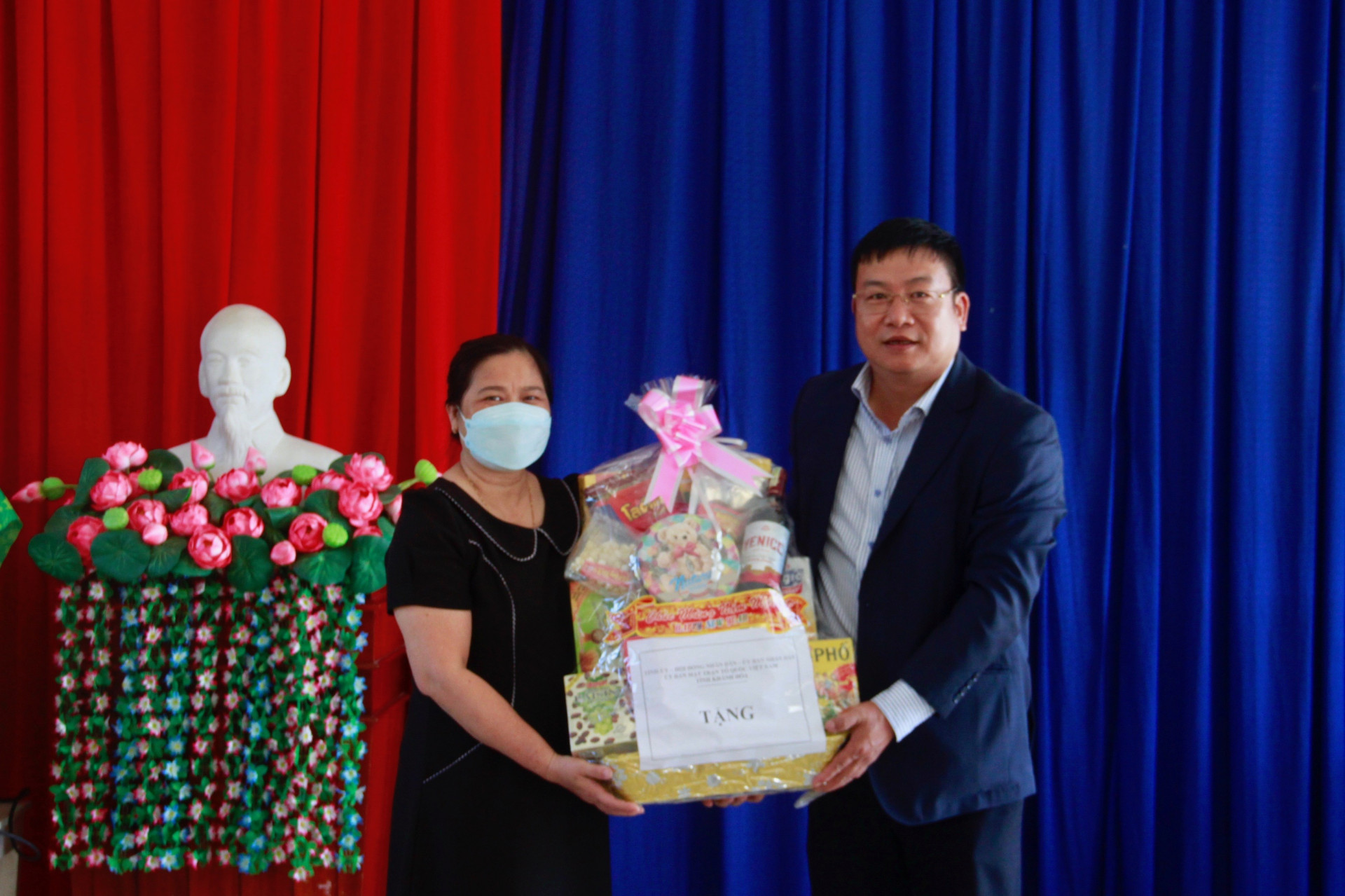 Ông Võ Hoàn Hải - Giám đốc Sở Giáo dục và Đào tạo trao quà Tết cho Trường Mầm Non Hương Sen.