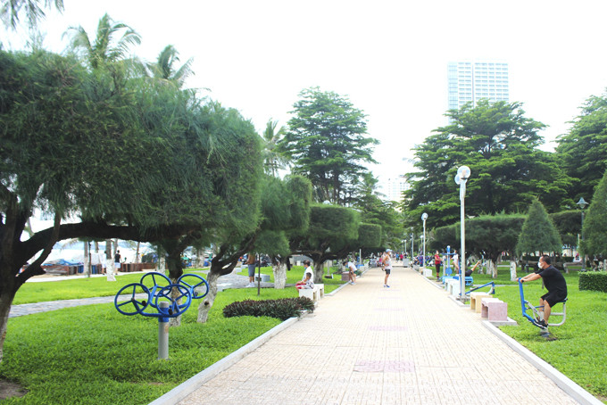 Dọc công viên được làm lối đi bộ, lắp đặt dụng cụ thể dục phục vụ  người dân miễn phí.