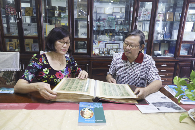 Vợ chồng ông Đống Lương Sơn trao đổi  về bộ sưu tập tem chủ đề bác sĩ Yersin.