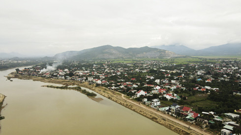 Một góc làng Phú Lộc  nằm bên dòng sông Cái. Ảnh: Mã Phương