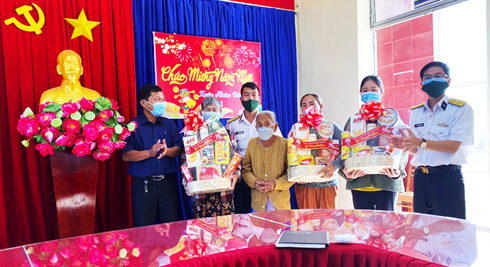 Tiểu đoàn 1 Công binh, Vùng 4 Hải quân: Thăm, tặng quà các gia đình chính sách