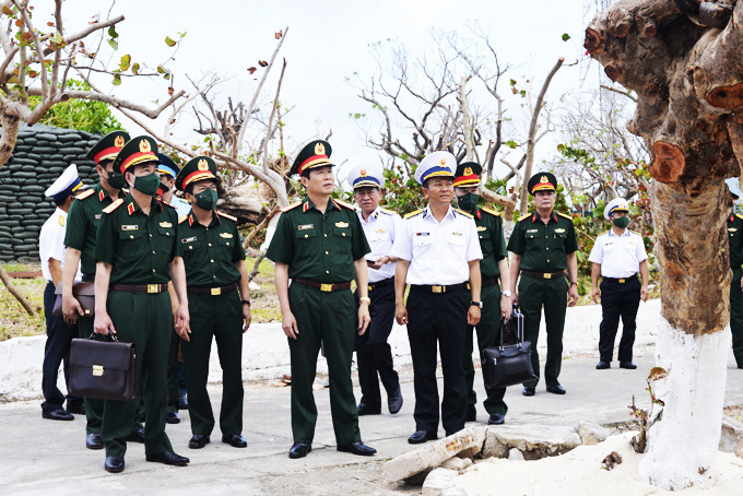Đoàn công tác kiểm tra tình hình khắc phục thiệt hại  cơn bão số 9 năm 2021 tại xã Song Tử Tây.