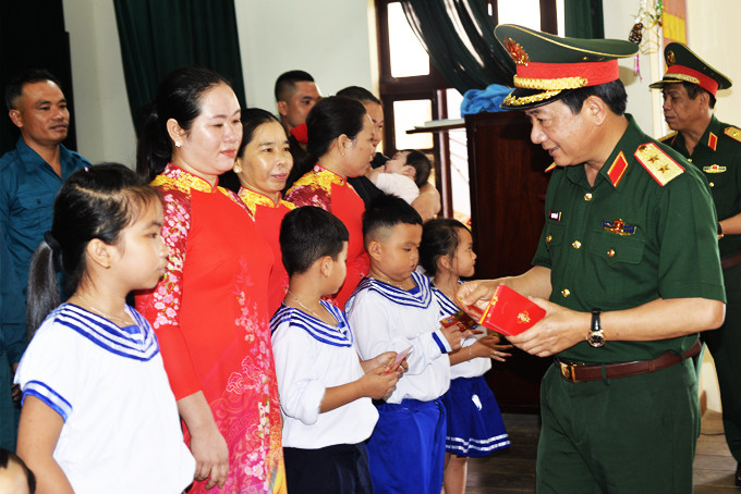Trung tướng Trịnh Văn Quyết mừng tuổi Tết Nhâm Dần  cho thiếu nhi ở thị trấn Trường Sa.