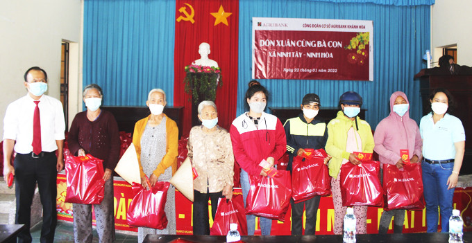 Đại diện Agribank Chi nhánh Khánh Hòa tặng quà Tết  cho người nghèo xã Ninh Tây.