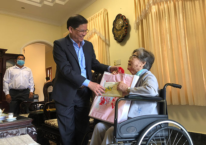 Ông Nguyễn Tấn Tuân tặng quà Tết gia đình ông Hồ Ngọc Nhường.