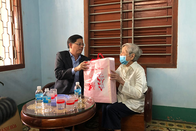 Ông Nguyễn Tấn Tuân tặng quà Tết cho gia đình ông Cao Sơn Hà.