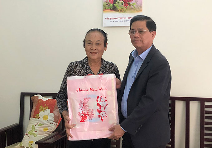 Ông Nguyễn Tấn Tuân tặng quà Tết cho gia đình ông Trần Quốc Khánh.
