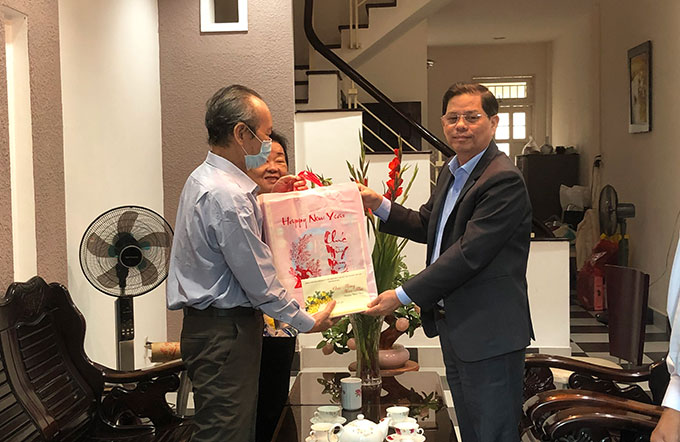 Ông Nguyễn Tấn Tuân thăm, tặng quà Tết cho gia đình ông Phạm Ngọc Quế.