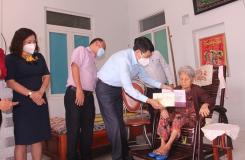 Ông Đinh Văn Thiệu tặng quà cho cụ Nguyễn Thị Rức.