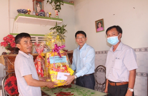 Ông Đinh Văn Thiệu tặng quà Tết cho gia đình chiến sĩ Nguyễn Thành Nhựt.