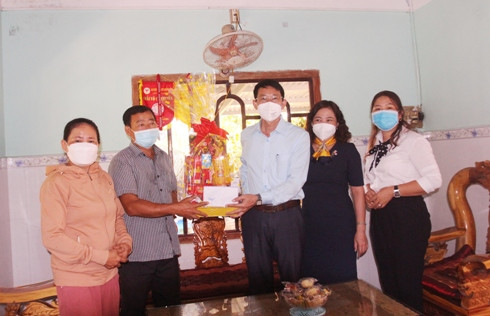 Ông Đinh Văn Thiệu tặng quà Tết cho gia đình công chức Lê Duy Phương.